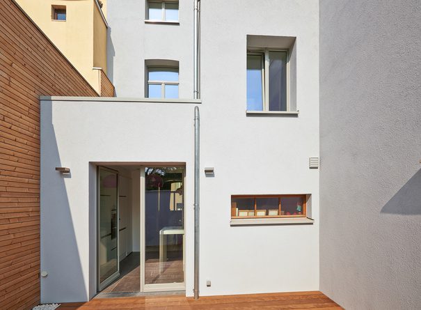 Extension d'immeuble Nouvelle façade après une extension d'immeuble dans la cour de l'immeuble